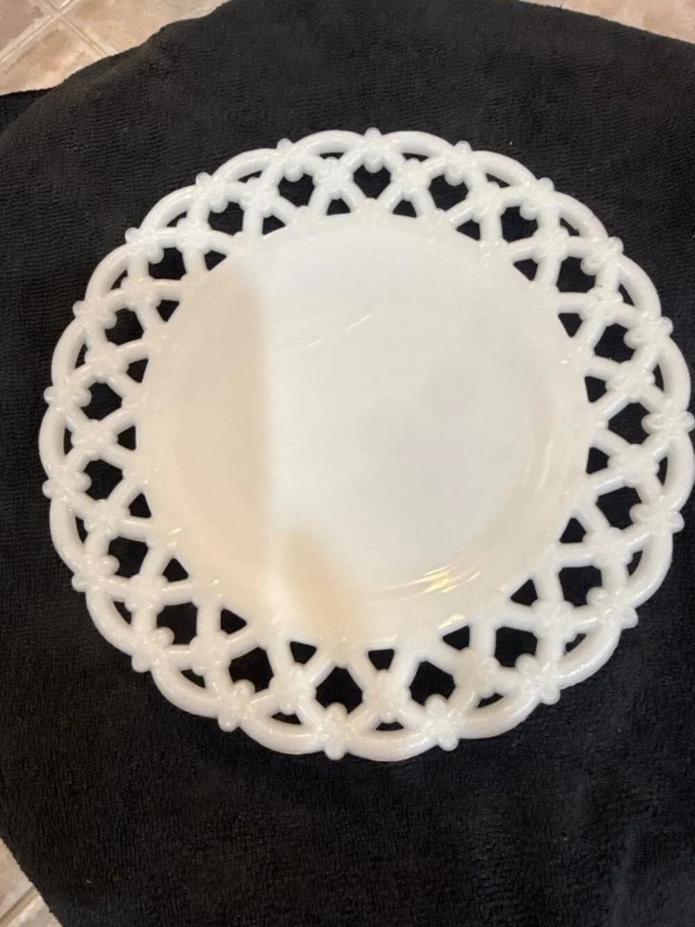 VINTAGE WESTMORLAND WHITE MILK GLASS FORGET ME NOT LACE PLATE 8.5